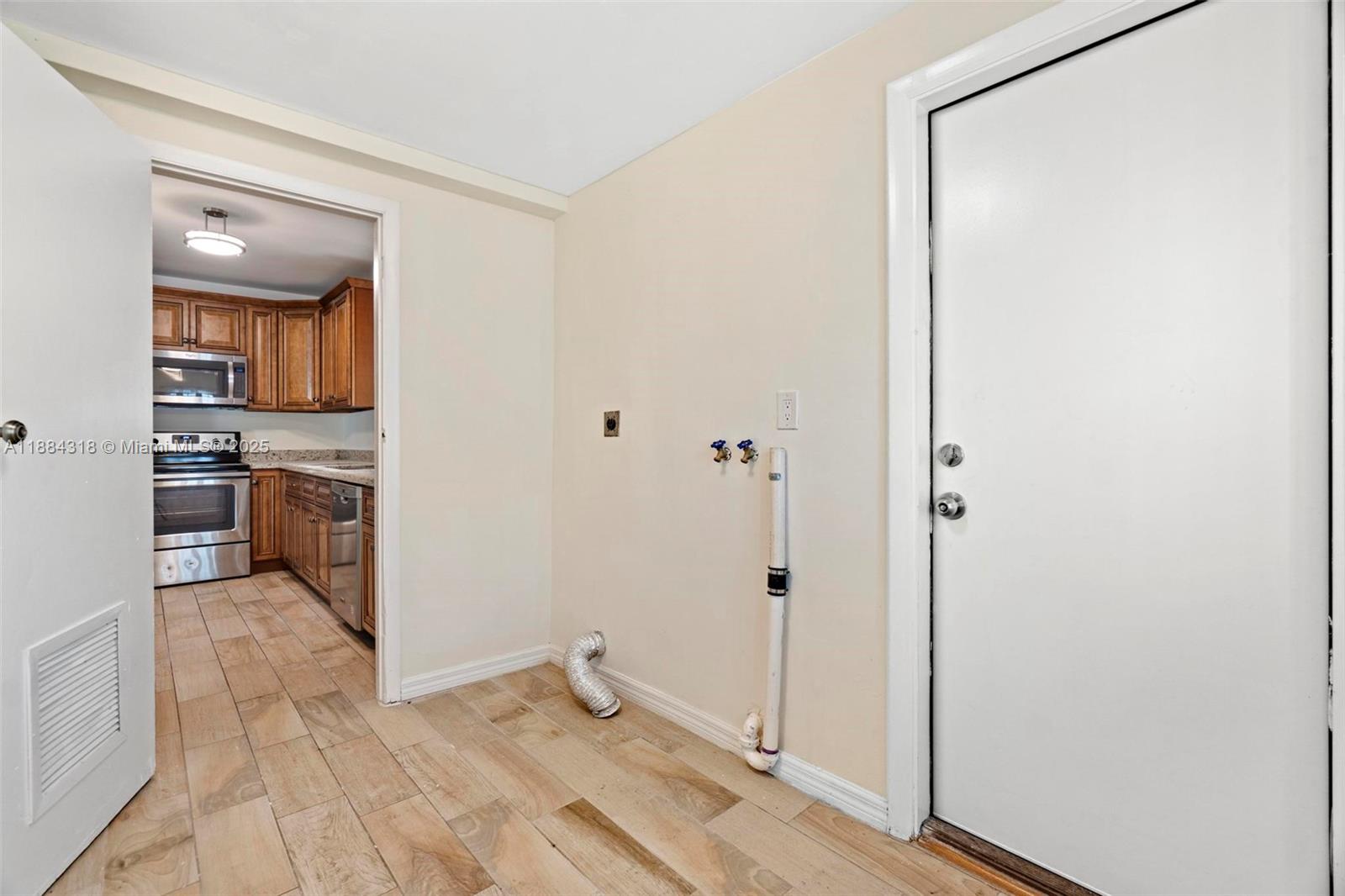 DANIA ESTATES - Residential Lease