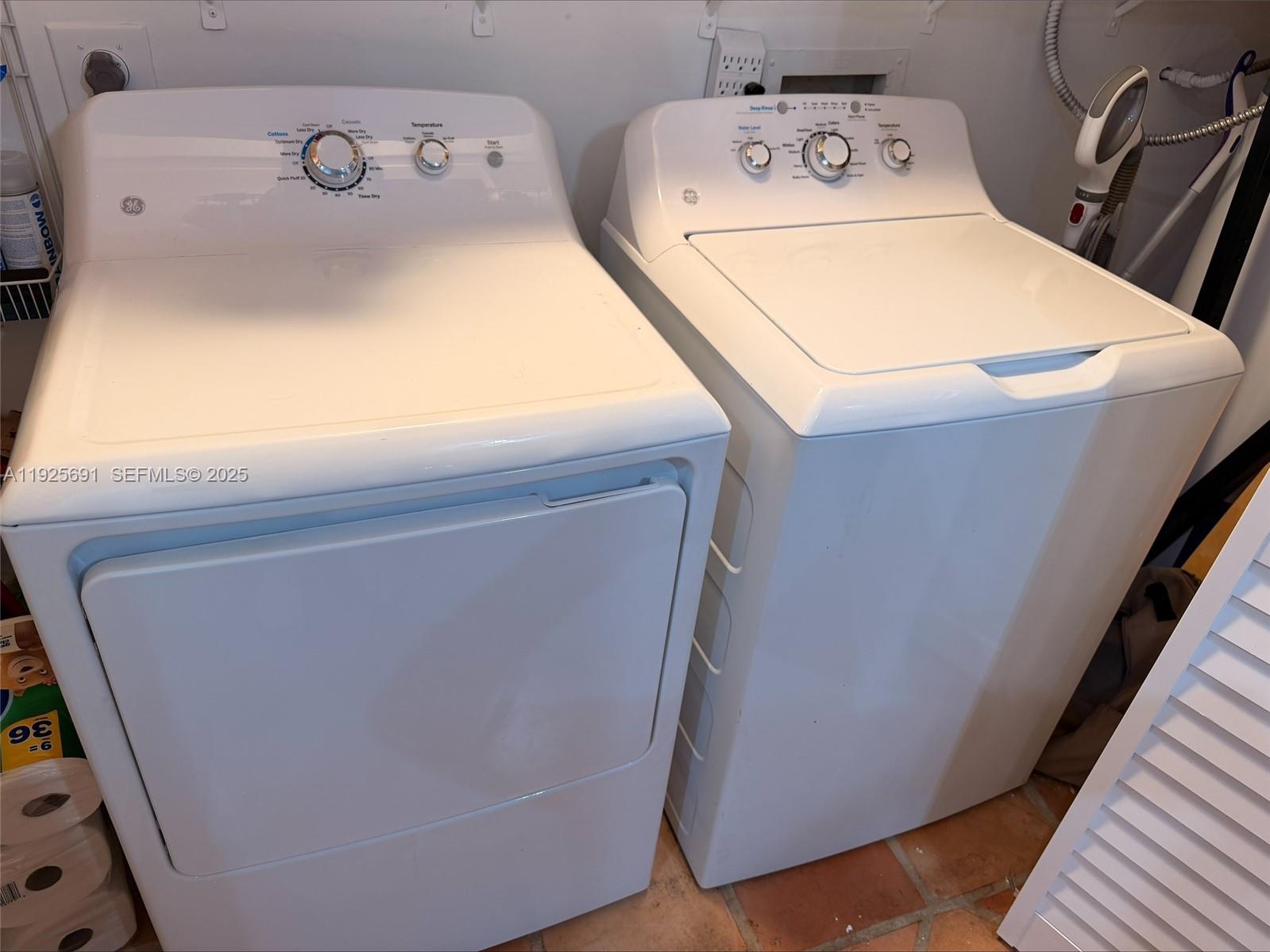 GREENVIEW SHORES 2 OF WEL - Residential