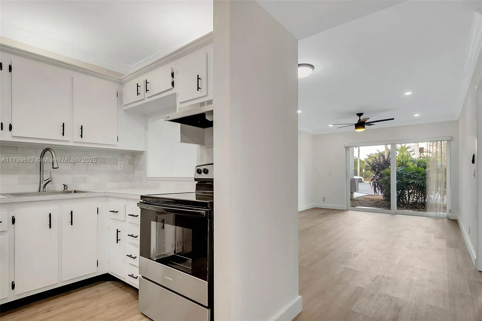 Miami, Florida 33143, United States, 1 Bedroom Bedrooms, ,1 BathroomBathrooms,Residential,Active,127016