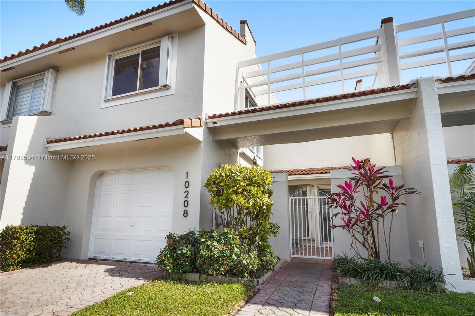 Rental Property at 10208 Nw 51st Ter 10208, Doral, Miami-Dade County, Florida - Bedrooms: 3 
Bathrooms: 3  - $3,900 MO.