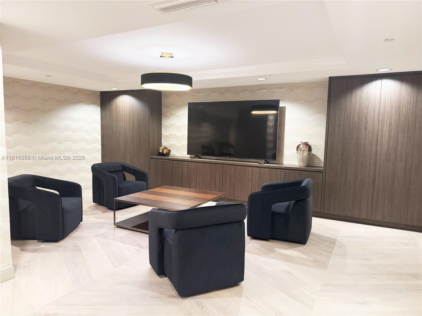 Williams Island - Residential
