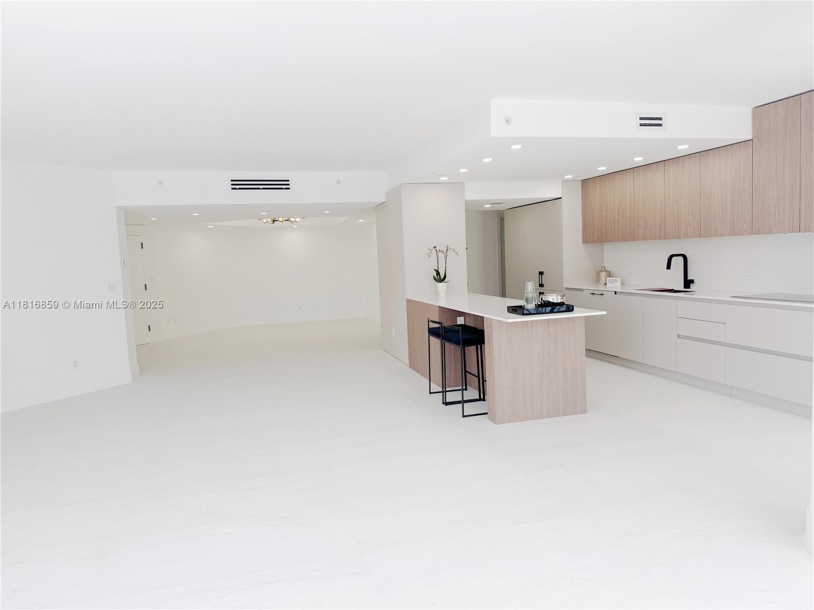 Williams Island - Residential