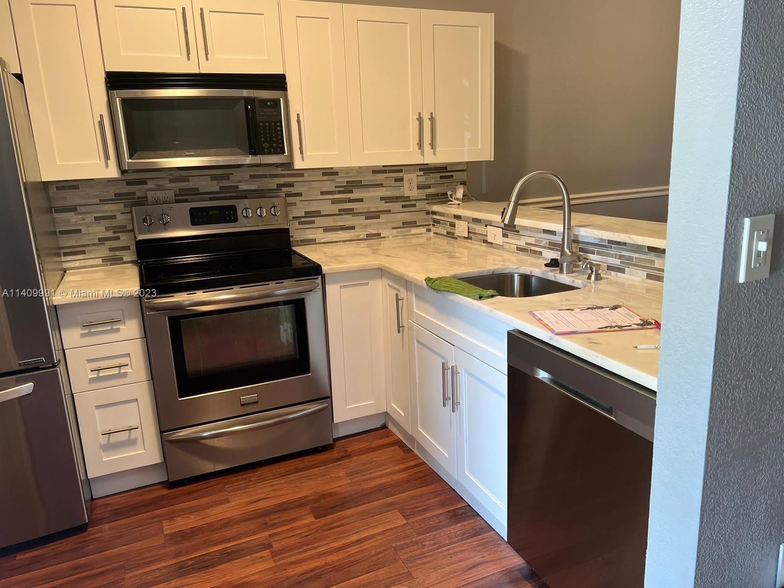 This beautiful corner unit is located in a very well-maintained community. Completely remodeled. Washer and
dryer inside the unit. Walking distance to the community pool and tennis courts.