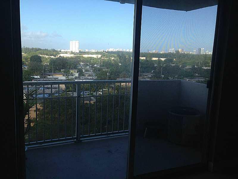 BEAUTIFUL BRIGHT UNIT ON THE WATER. CLOSE PROXIMITY TO THE BEACHES, SHOPS, RESTAURANTS, AVENTURA MALL, FIU. NICELY REMODELED, BIG WALKING CLOSET. RIGHT ON THE BAY. PETS OK.
