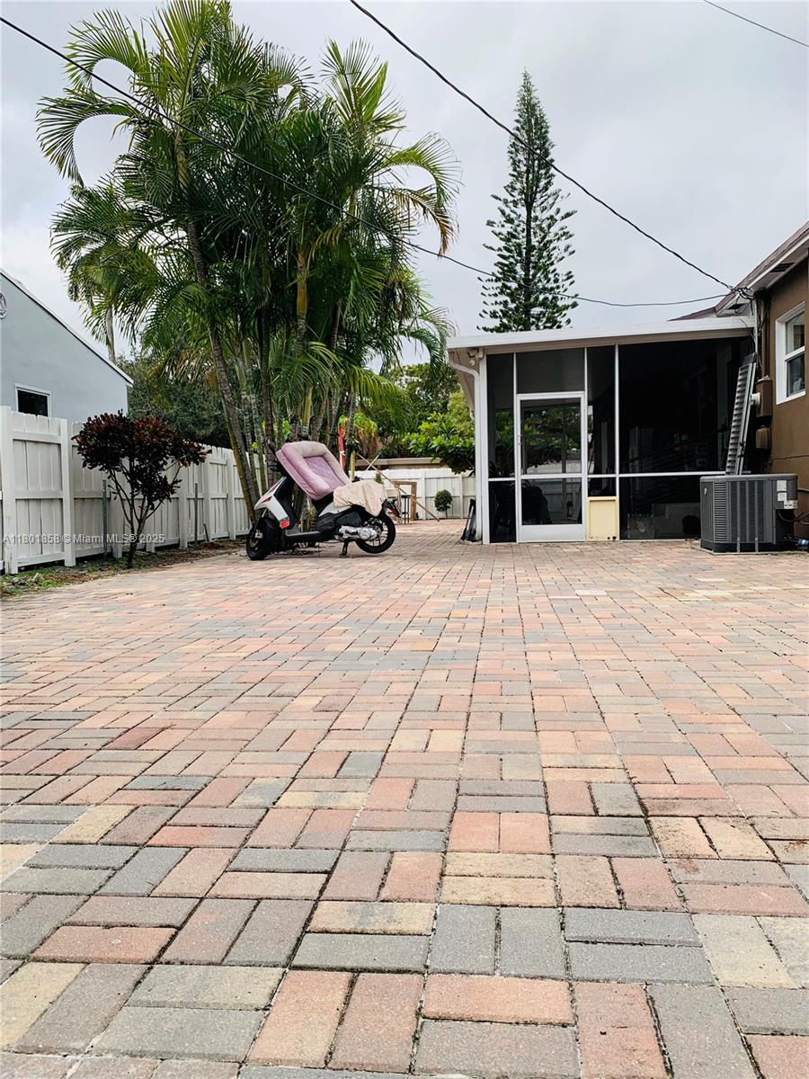HOLLYWOOD LITTLE RANCHES - Residential
