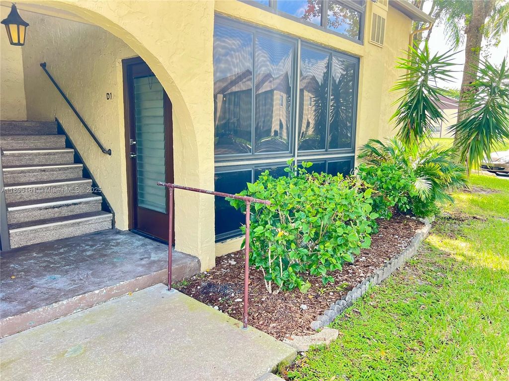 Photo of 340 Pine Ridge Cir #D-1, Green Acres, FL 33463 (MLS # A11895161)