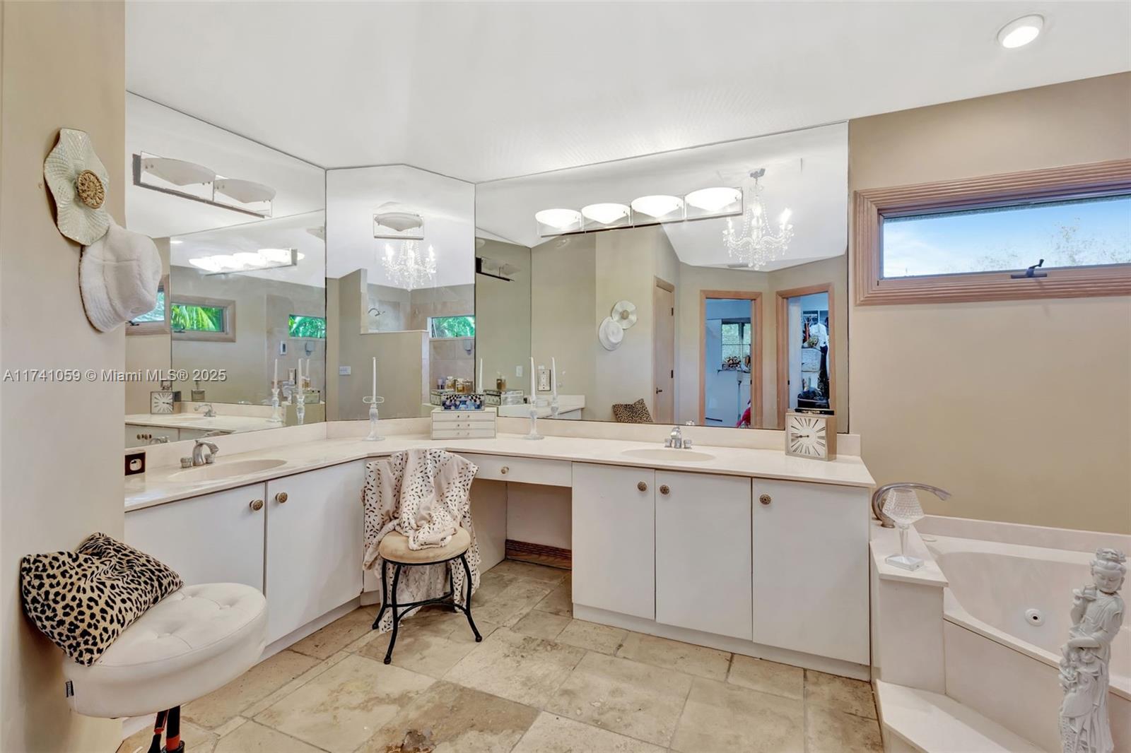 LAKERIDGE - Residential