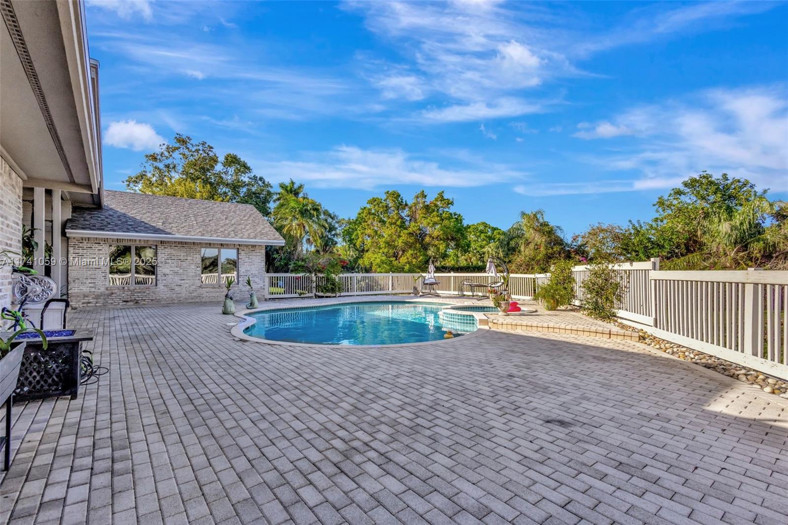 LAKERIDGE - Residential