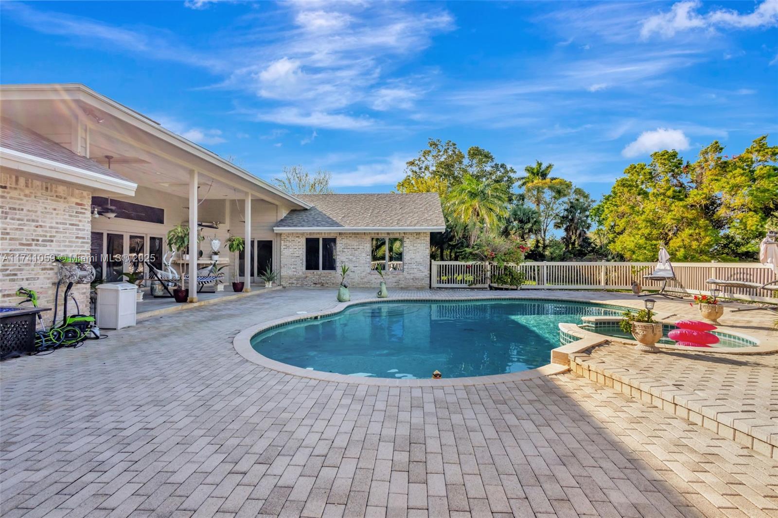 LAKERIDGE - Residential