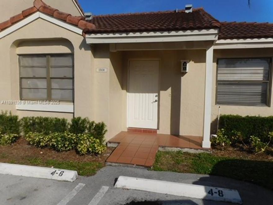 Substantially updated villas in a gated community. Excellent subdivision at "The Moors" 2 Bedrooms/2 Bath. Great layout and floor plan. Washer and dryer inside the unit. Stainless steel appliances. Nice patio and storage room.
Nice patio and store room. Corner unit. Central A/C. The Moors is plenty of amenities with a great pool, child play area and clubhouse. Management  on site .Security systems and guard at the gate.
Disponible after December 1/2025