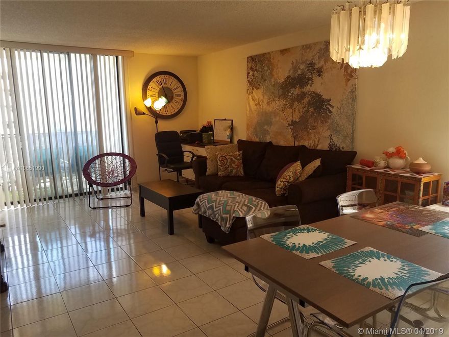 Beautiful and Spacious 1 bed 1.5 bath. Located in a nice neighborhood close to major streets and highways. Walk to houses of worship and schools.