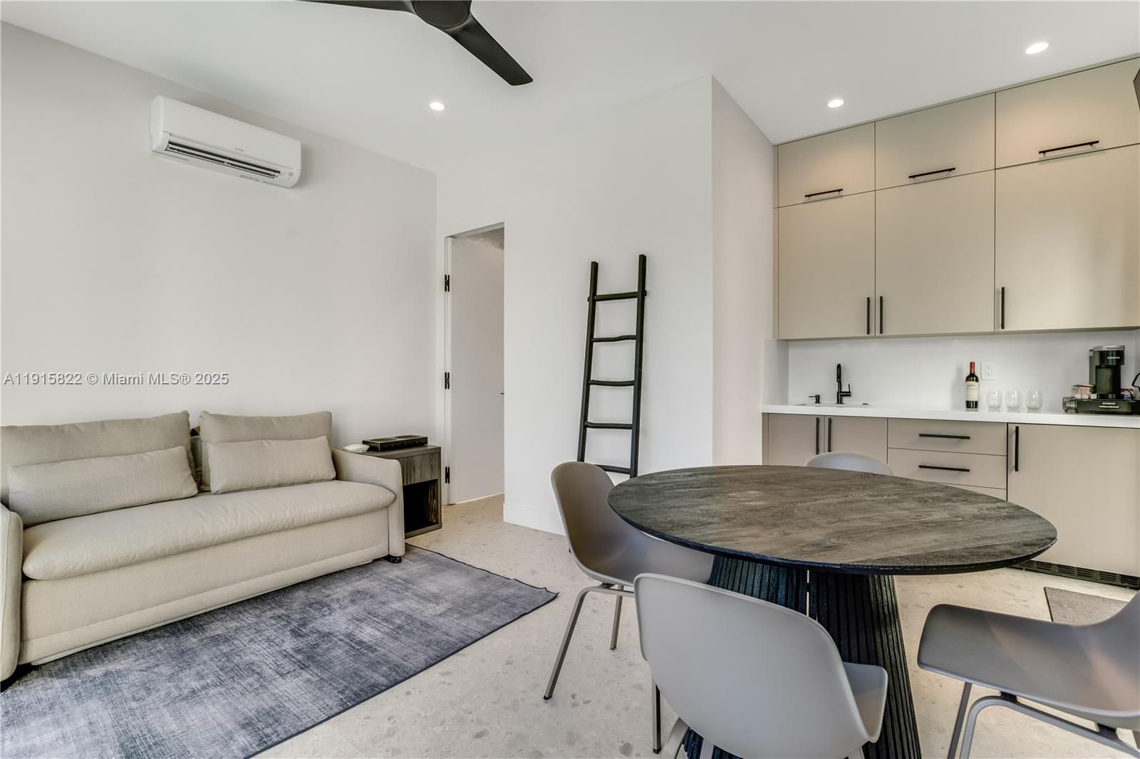 ALTOS DEL MAR NO 4 - Residential