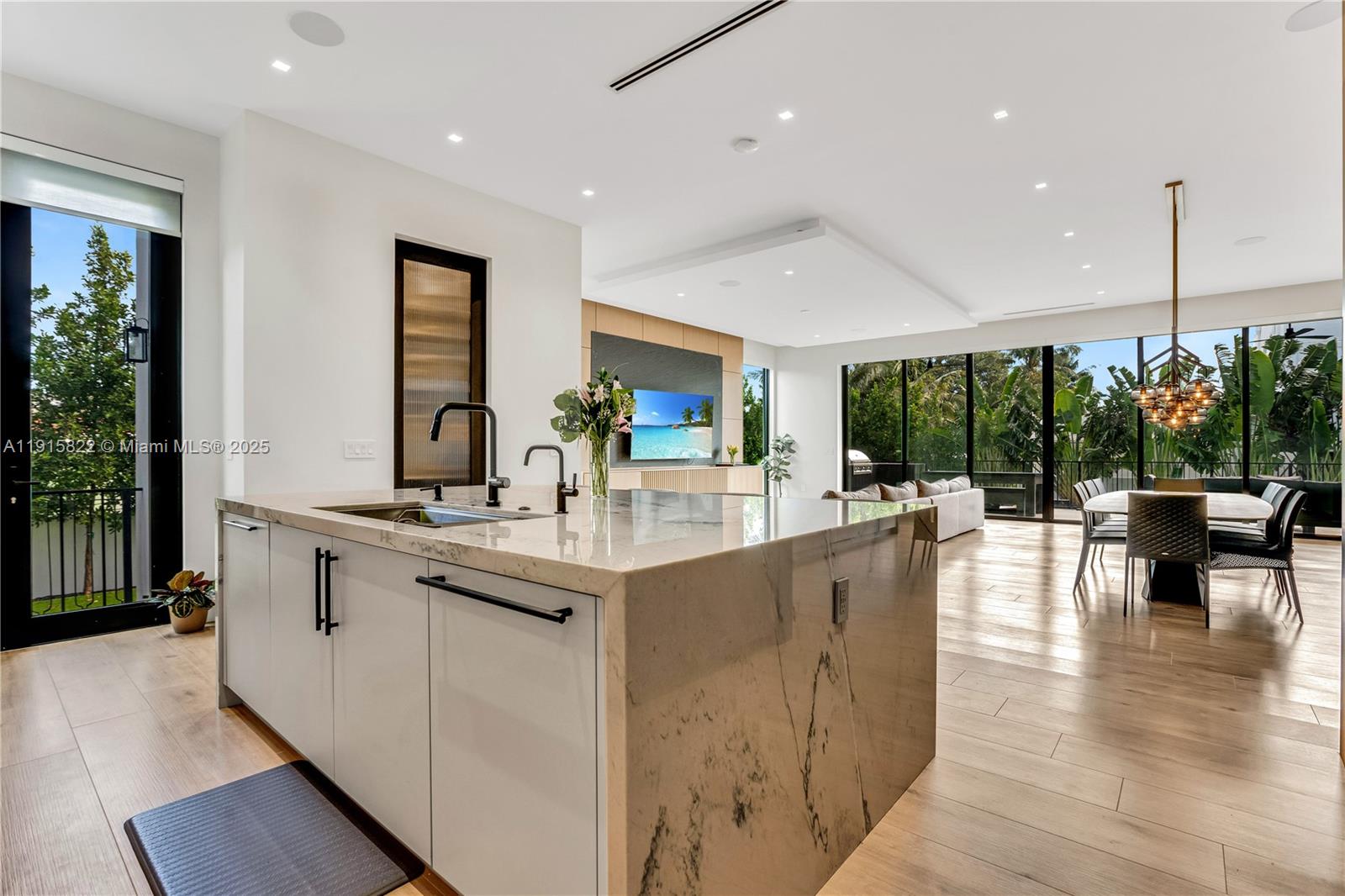 ALTOS DEL MAR NO 4 - Residential