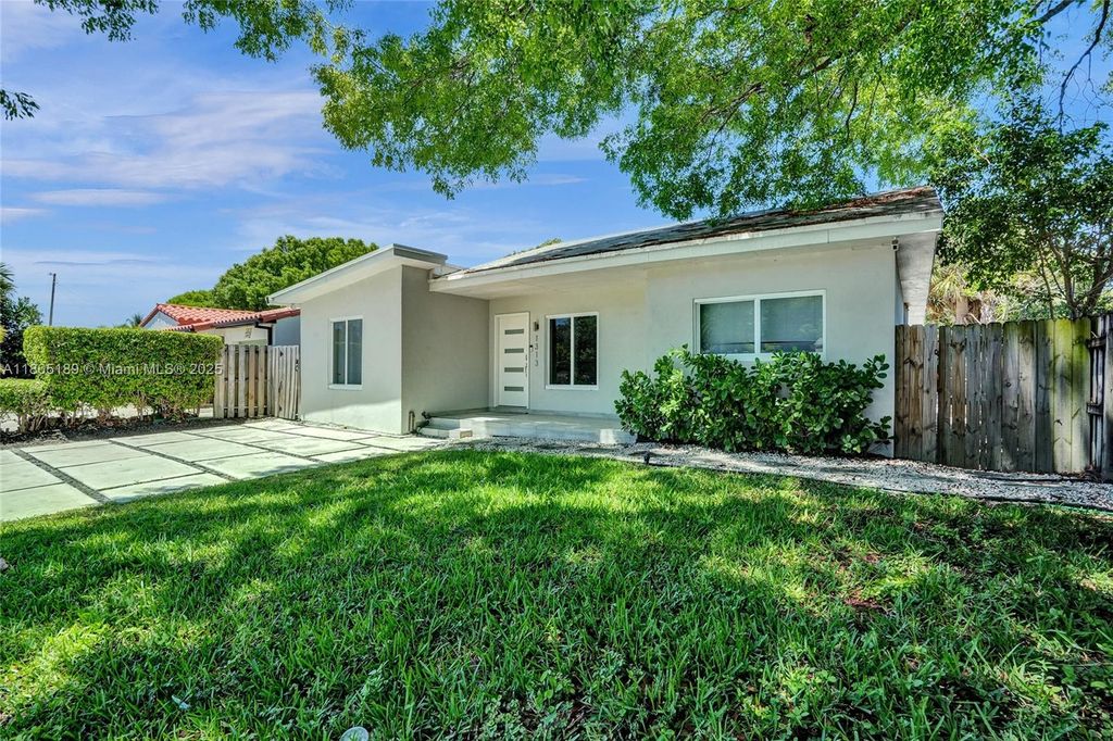 Photo of 1313 NE 15th Ave, Fort Lauderdale, FL 33304 (MLS # A11805189)