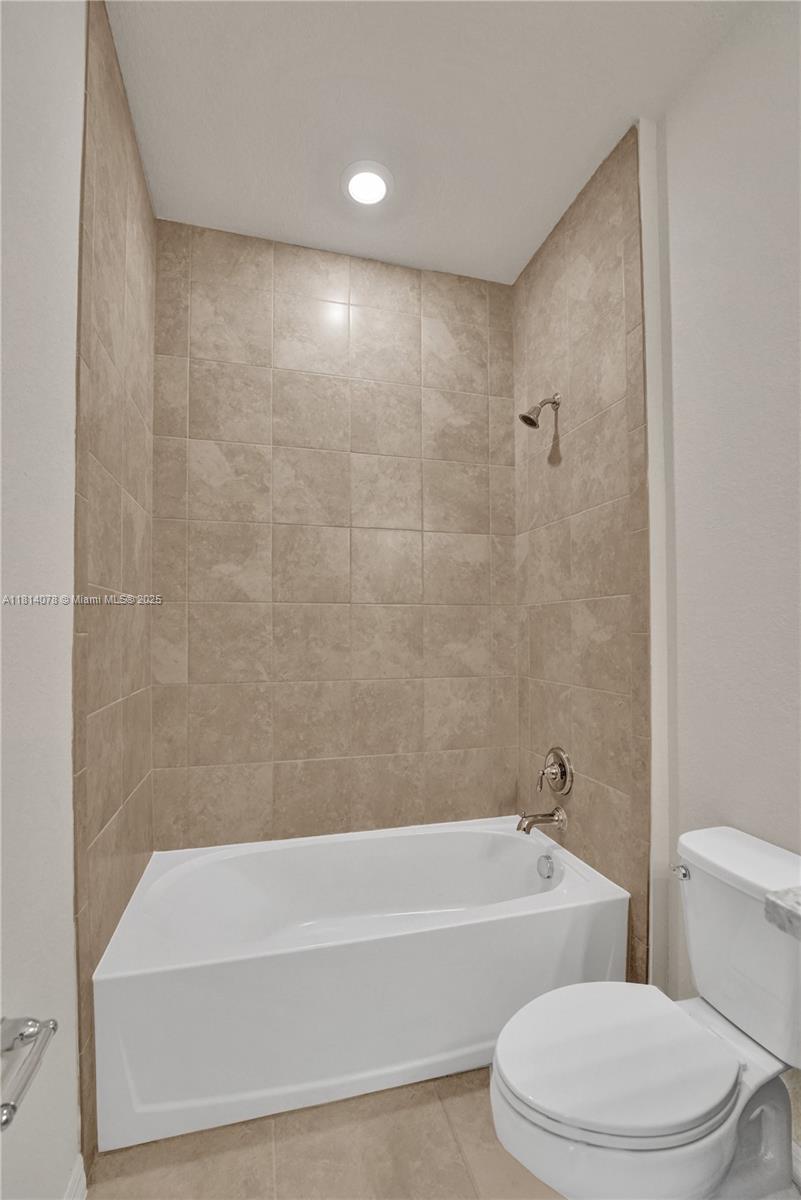 HILLCREST COUNTRY CLUB SO - Residential Lease