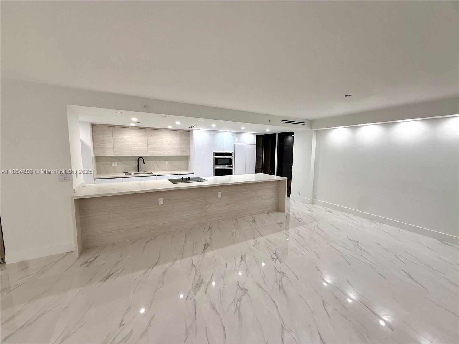 Fully Renovated Gorgeous Unit – Turnberry North Tower
Stunning 2BD/2BA, 1,887 sq.ft. with 2 balconies and gorgeous city, golf, marina, Intracoastal & ocean views. Modern high-end finishes, new glass balconies, light-filled interiors. 5-star amenities: heated pool, jacuzzi, sauna, gym, restaurant, theater, kids’ playroom, 24/7 security & valet. Steps to Aventura Mall, dining, beaches & worship. Resort-style living at its finest! Partially Furnished/Couch, coffee table , Tv unit , 2 beds and mattress in guest bedroom.