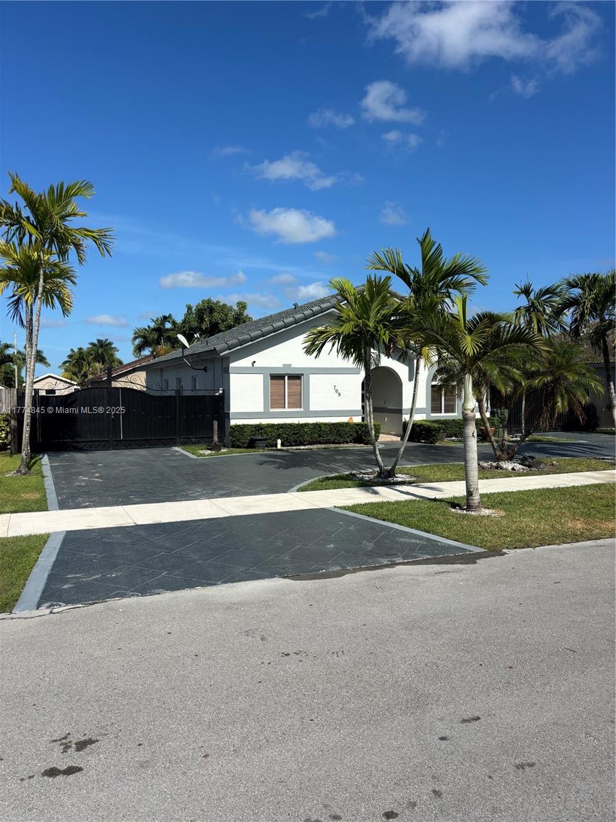 709 Se 13th Ter, Homestead, Miami-Dade County, Florida - 3 Bedrooms  
2 Bathrooms - 