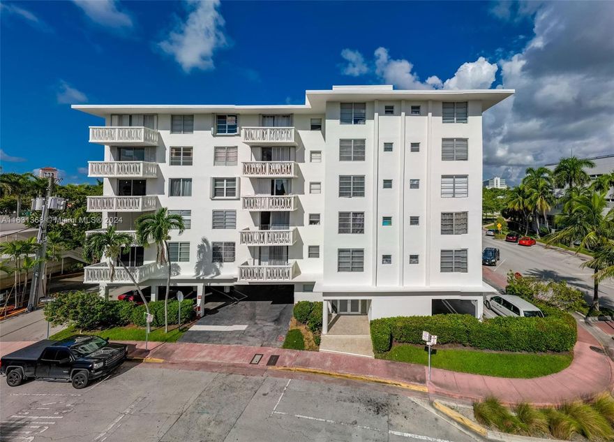 Must see!! Beautiful 2 bed- 2 Bath. Great Location. Close to the beach. Great schools.