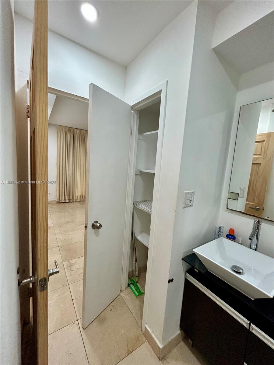 THE CARRIAGE HOUSE CONDO - Residential