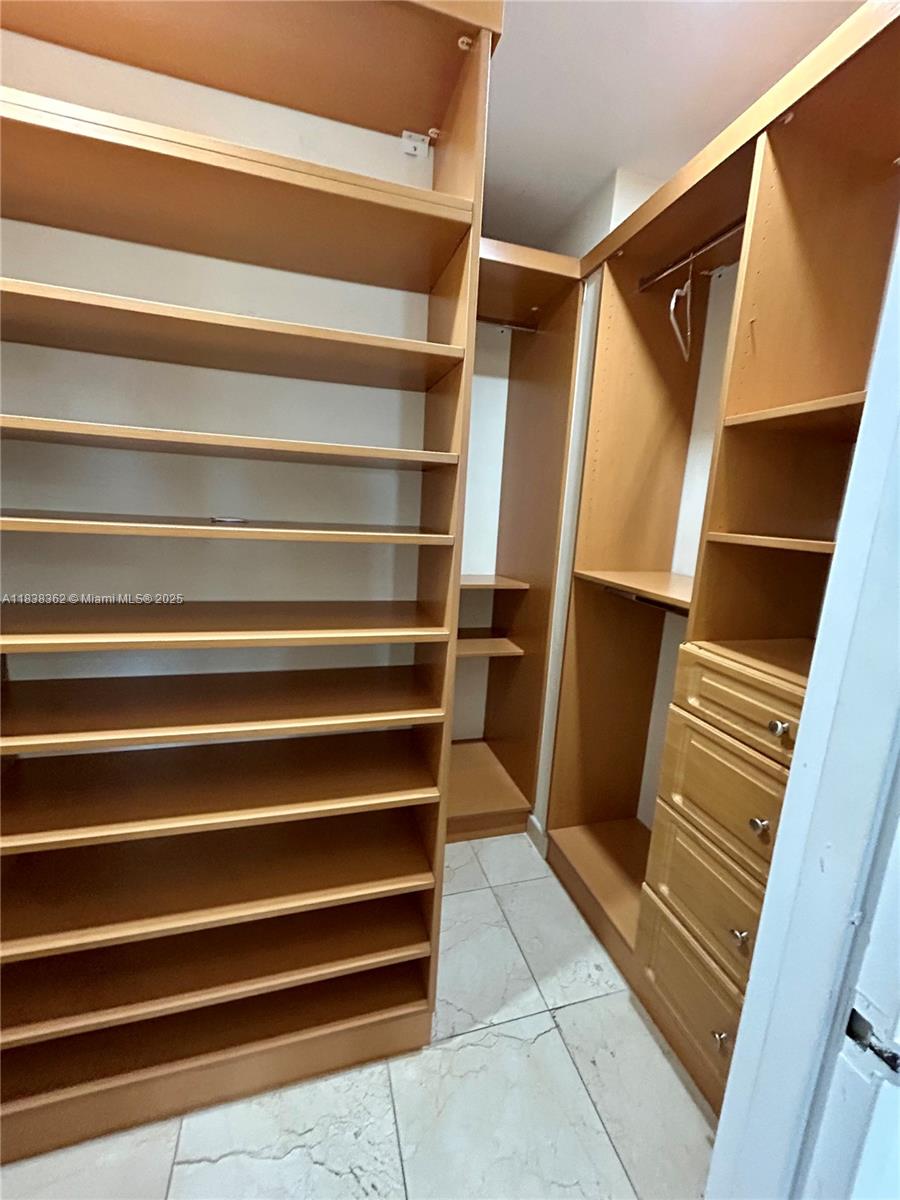 THE CARRIAGE HOUSE CONDO - Residential