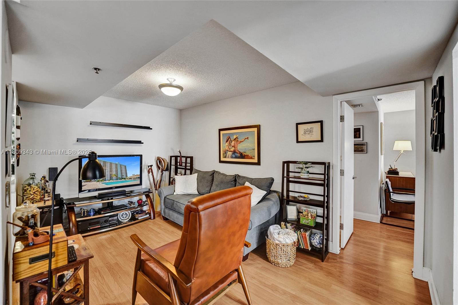 SUMMIT CONDO - Residential