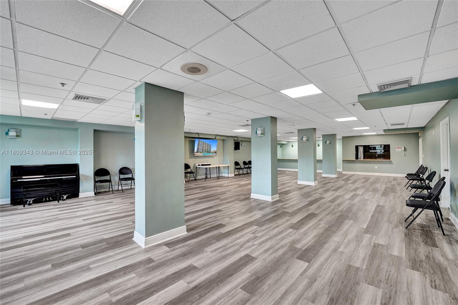 SUMMIT CONDO - Residential