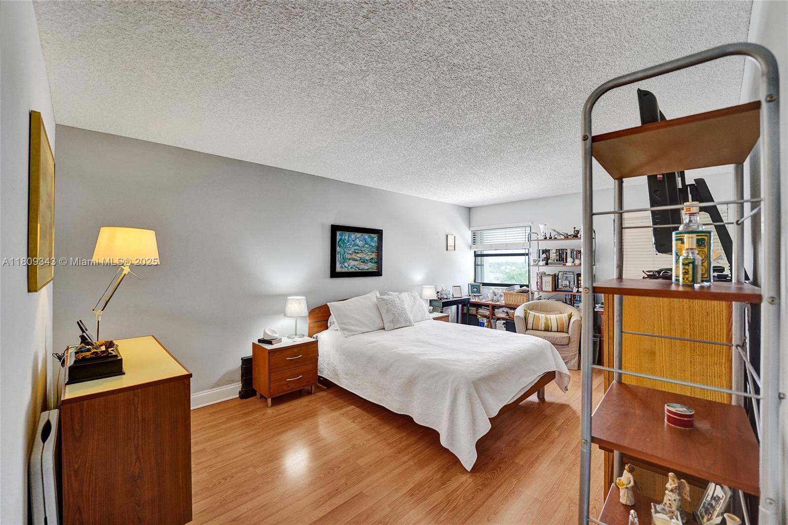 SUMMIT CONDO - Residential