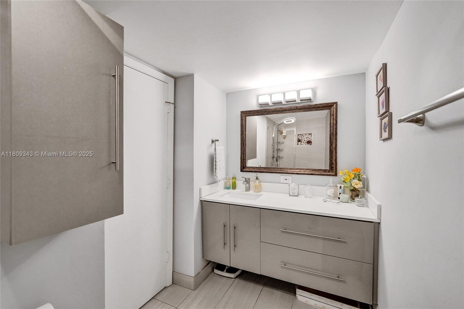 SUMMIT CONDO - Residential