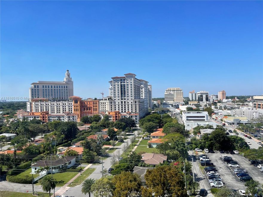 Charming Apartment Near Miracle Mile 1-bed, 1 1/2-bath apartment centrally located just steps from Coral Gables' iconic Miracle Mile. This home offers the perfect blend of comfort and convenience all within walking distance to top restaurants, shops, and cultural spots.