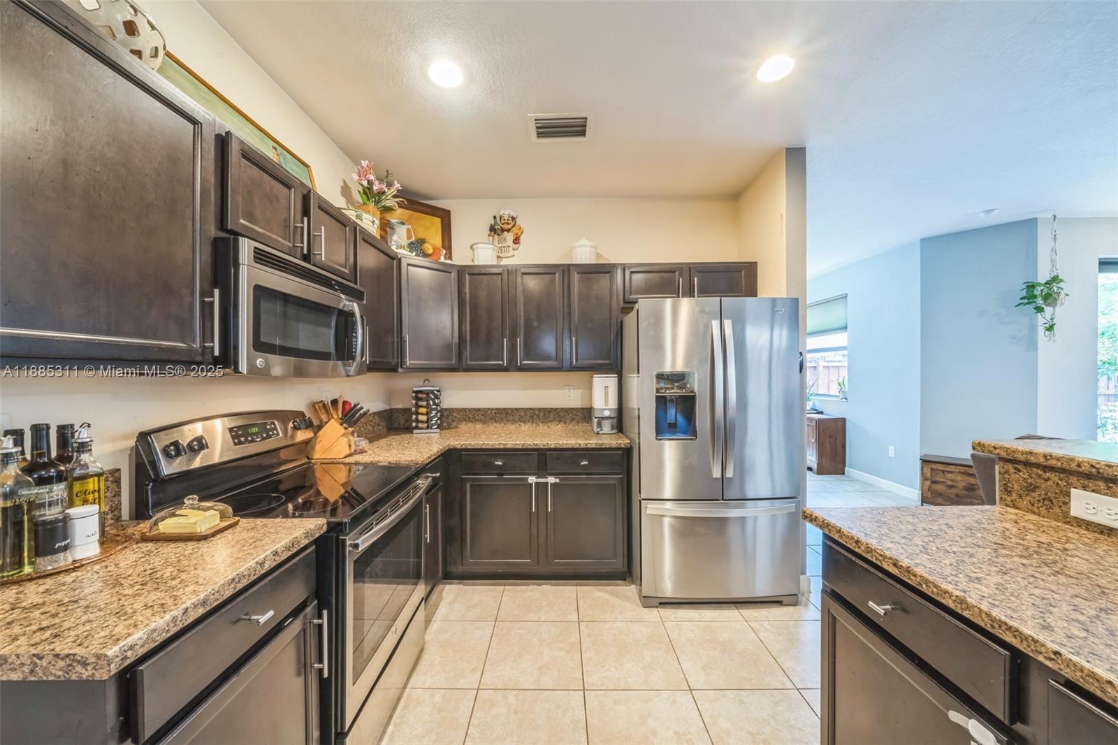 BAYWINDS OF FLORES - Residential