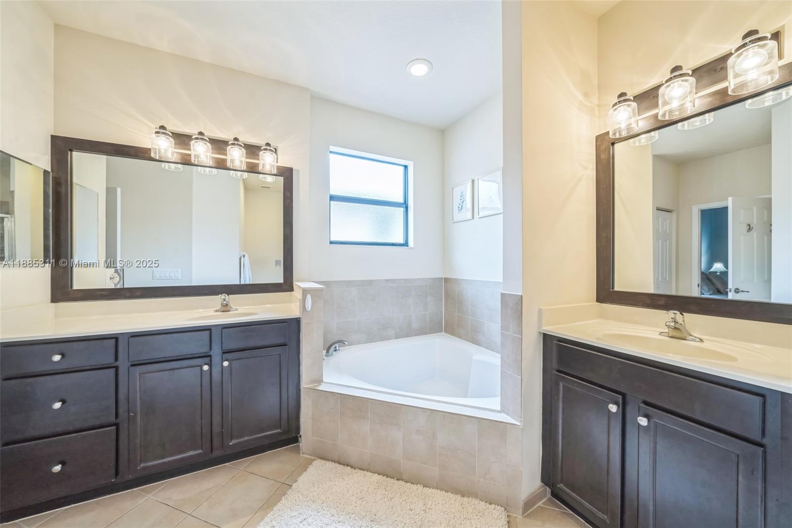 BAYWINDS OF FLORES - Residential