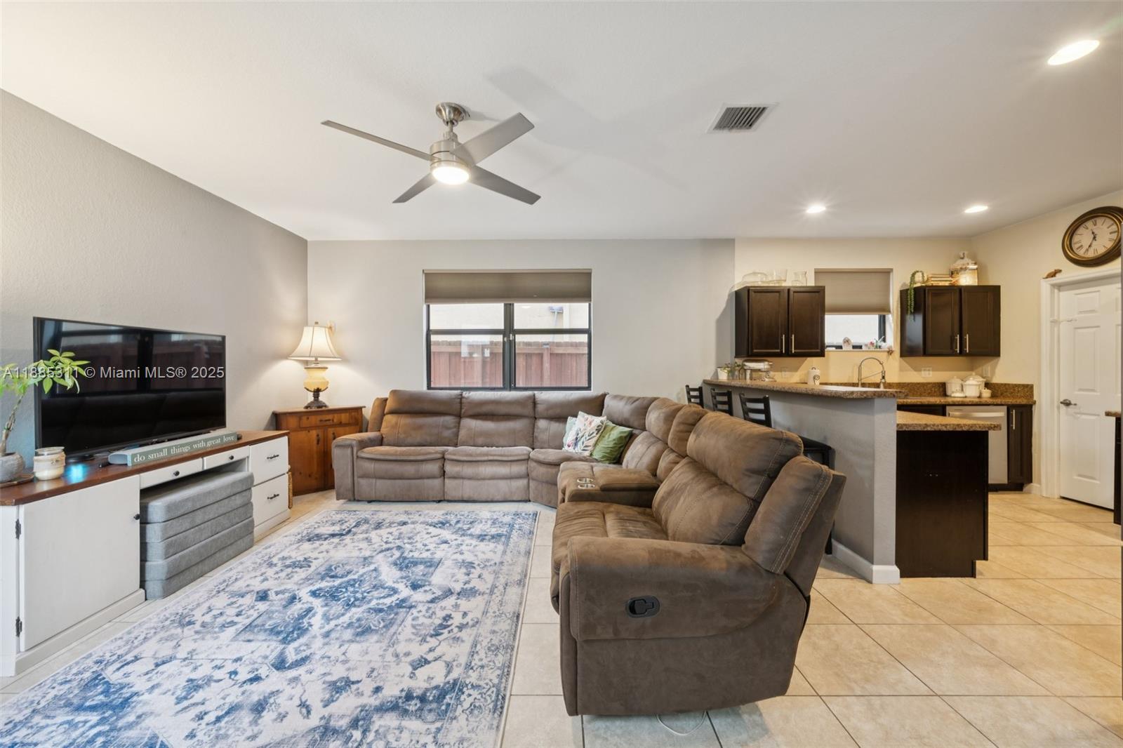 BAYWINDS OF FLORES - Residential