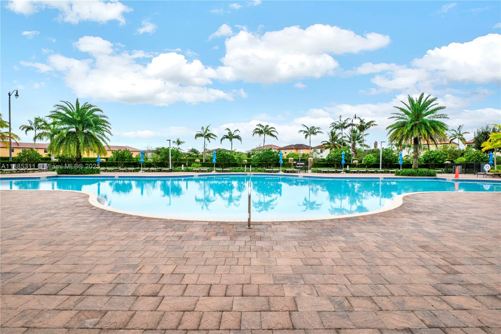 BAYWINDS OF FLORES - Residential