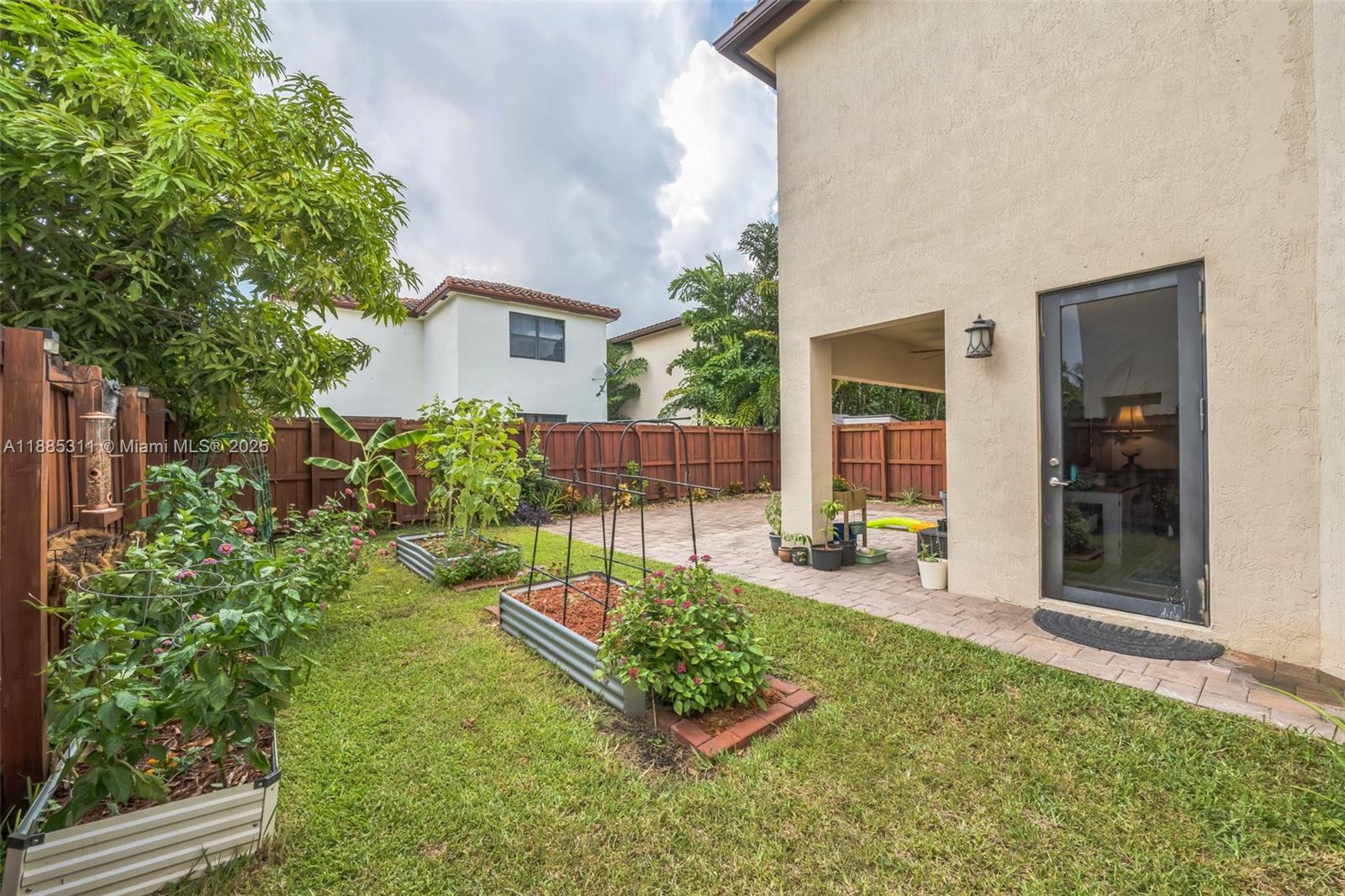 BAYWINDS OF FLORES - Residential