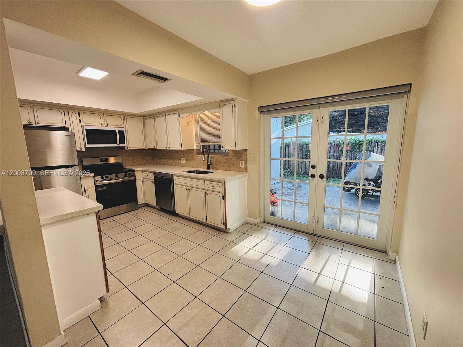 NORTH HOLLYWOOD - Residential Lease