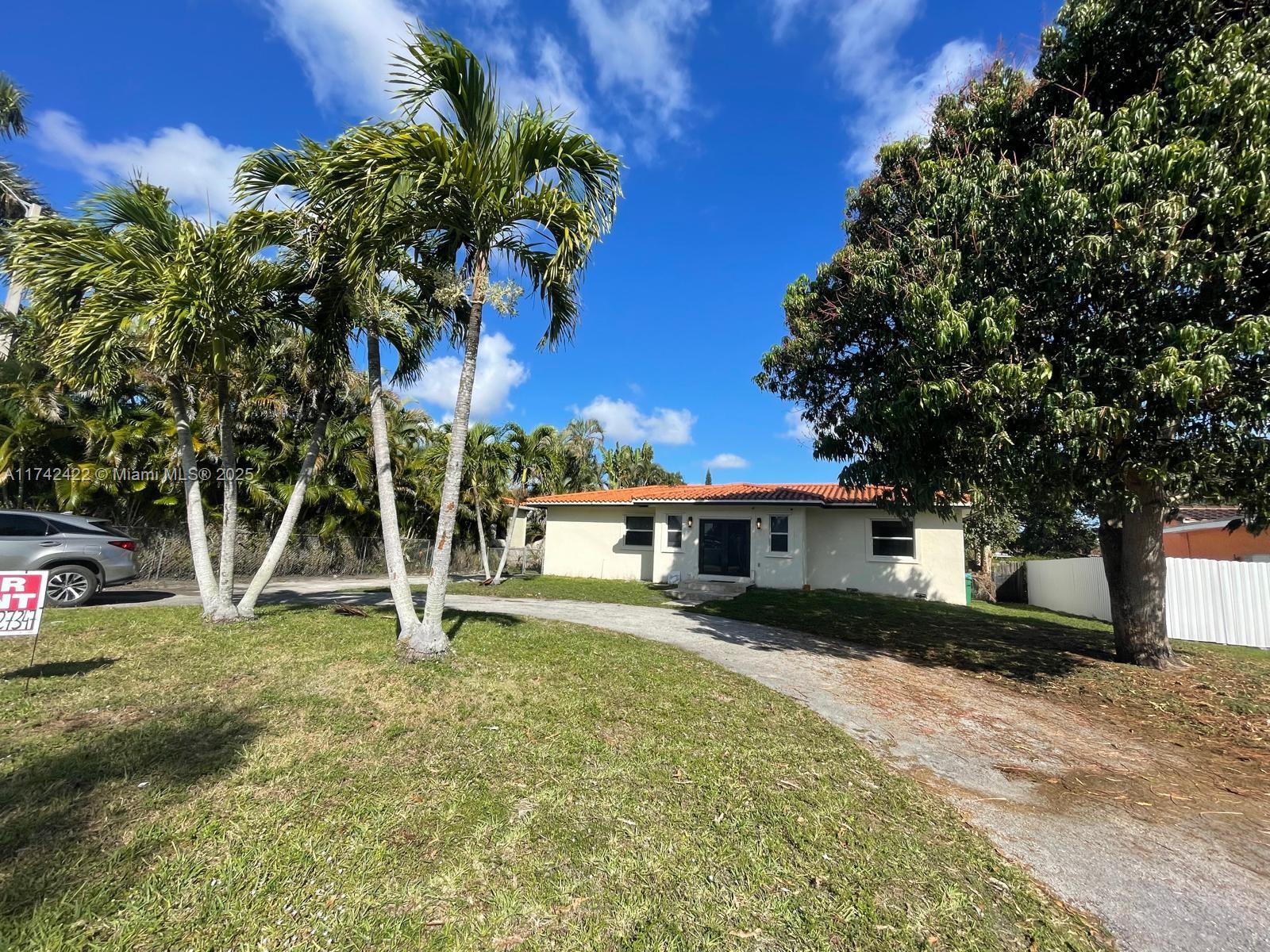 Rental opportunity in an excellent location, quiet and elegant area, close to Aventura Mall, churches, schools and the beach.