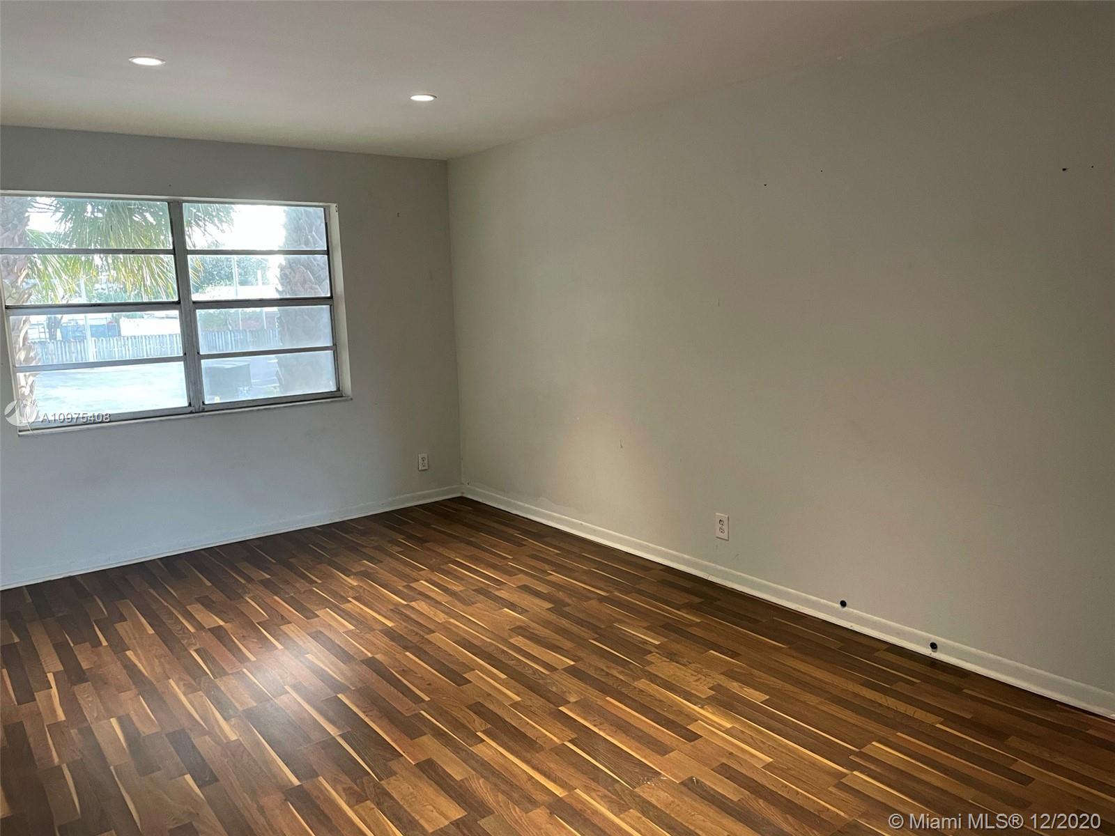 COURTS AT OAKLAND PARK (T - Residential Lease