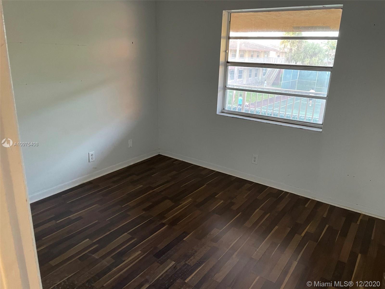 COURTS AT OAKLAND PARK (T - Residential Lease