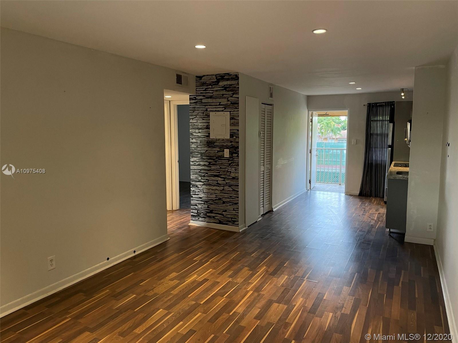 COURTS AT OAKLAND PARK (T - Residential Lease