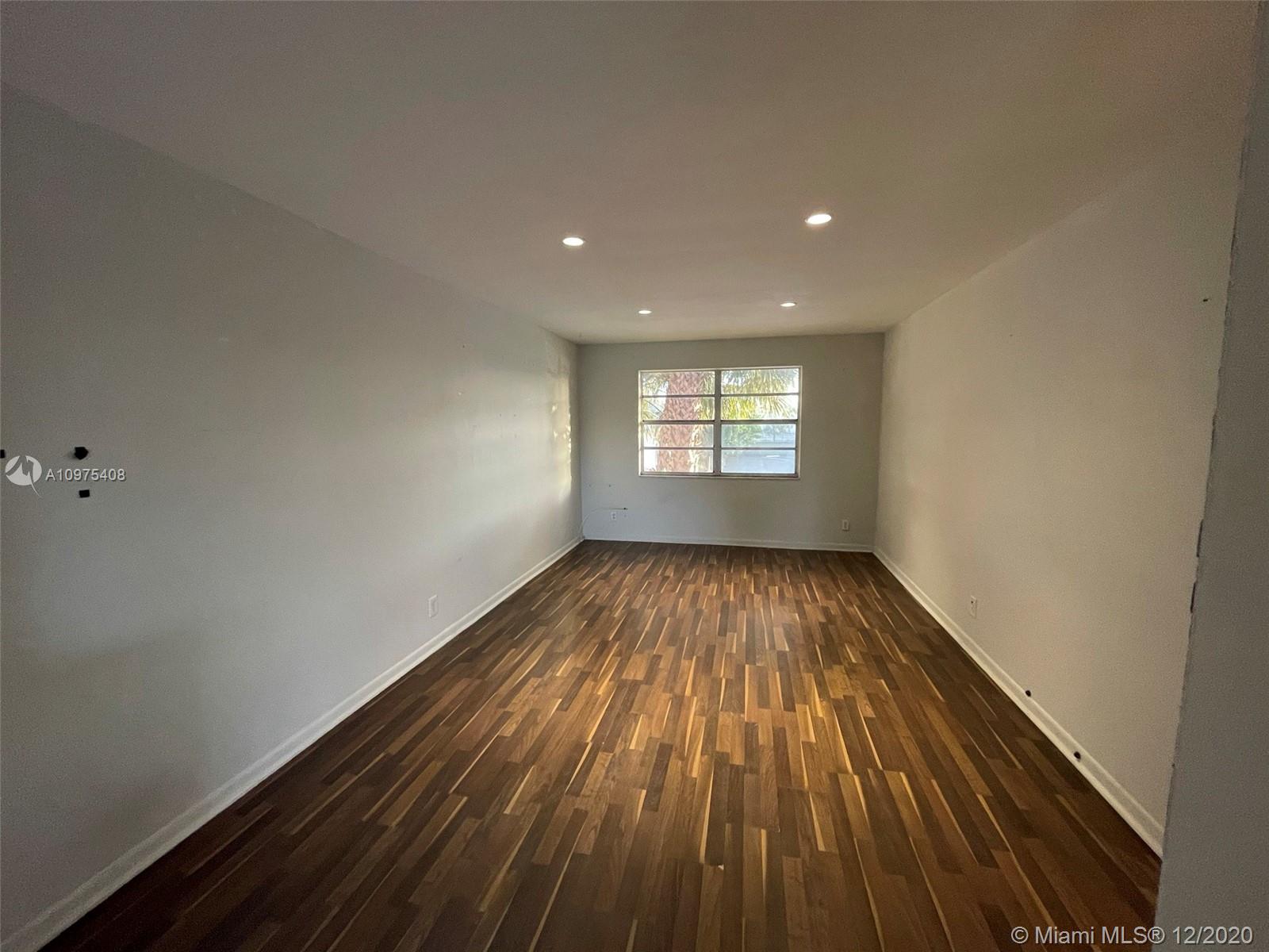 COURTS AT OAKLAND PARK (T - Residential Lease