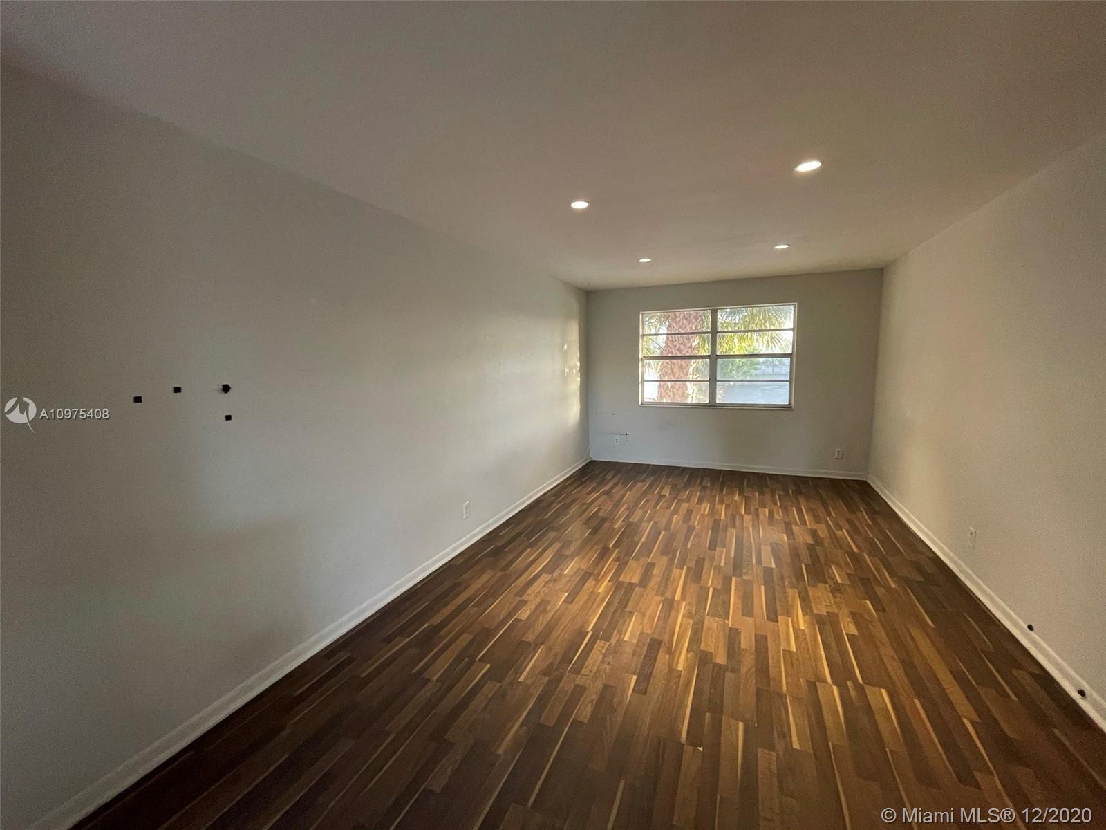 COURTS AT OAKLAND PARK (T - Residential Lease