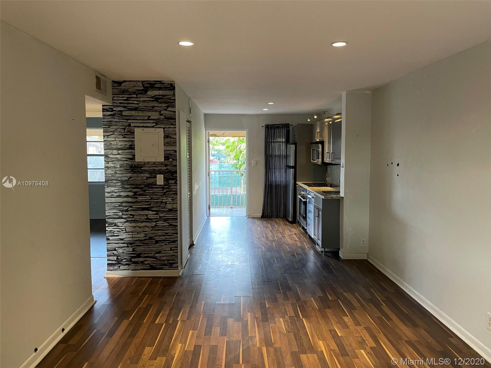 COURTS AT OAKLAND PARK (T - Residential Lease