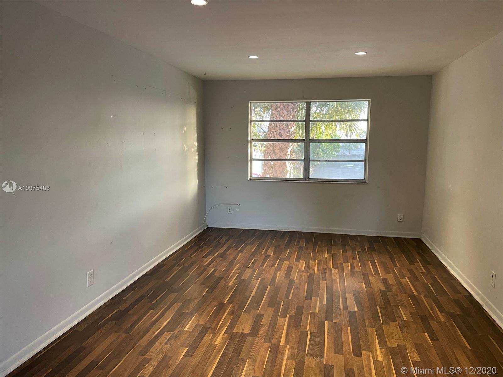 COURTS AT OAKLAND PARK (T - Residential Lease