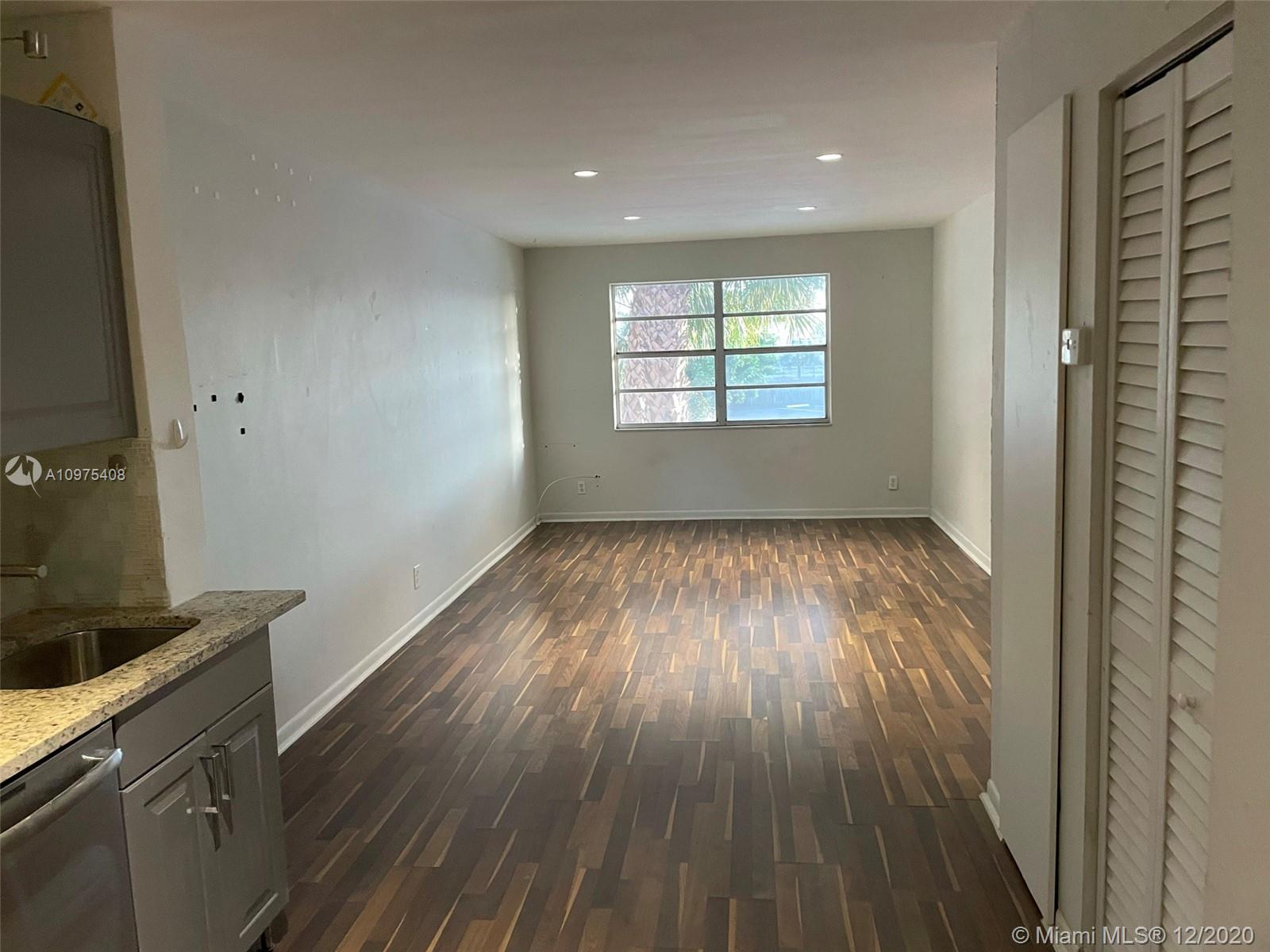 COURTS AT OAKLAND PARK (T - Residential Lease