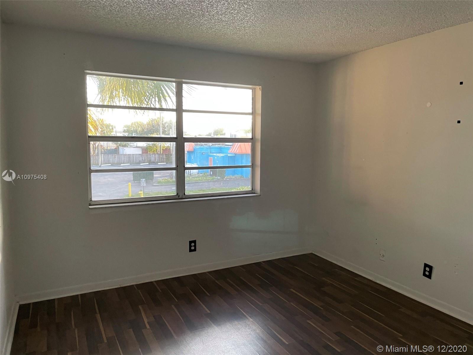 COURTS AT OAKLAND PARK (T - Residential Lease