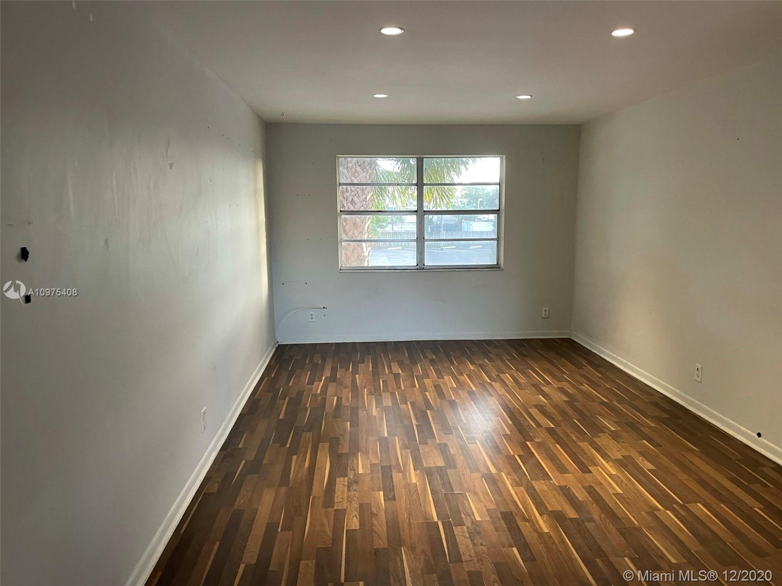 COURTS AT OAKLAND PARK (T - Residential Lease