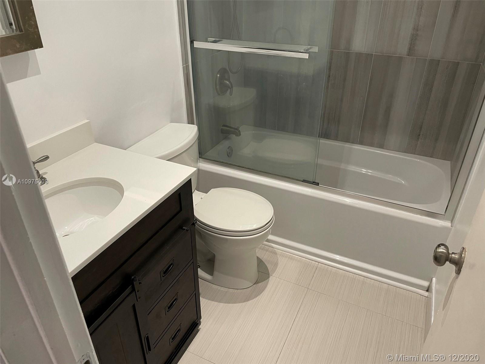 COURTS AT OAKLAND PARK (T - Residential Lease