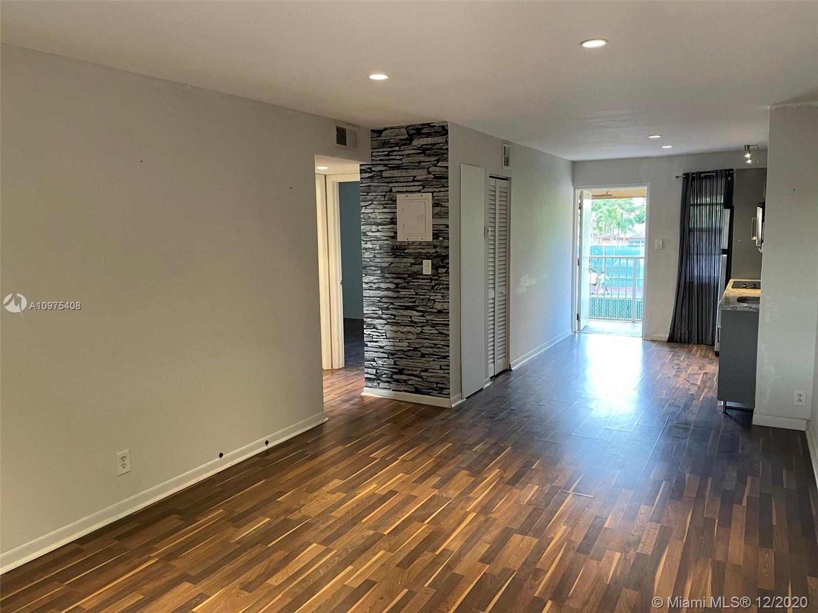 COURTS AT OAKLAND PARK (T - Residential Lease