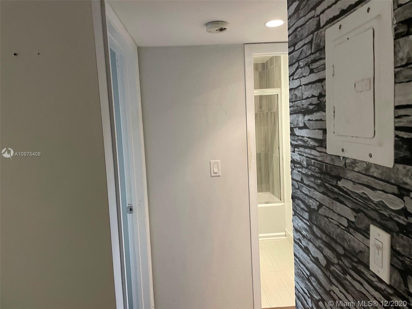 COURTS AT OAKLAND PARK (T - Residential Lease