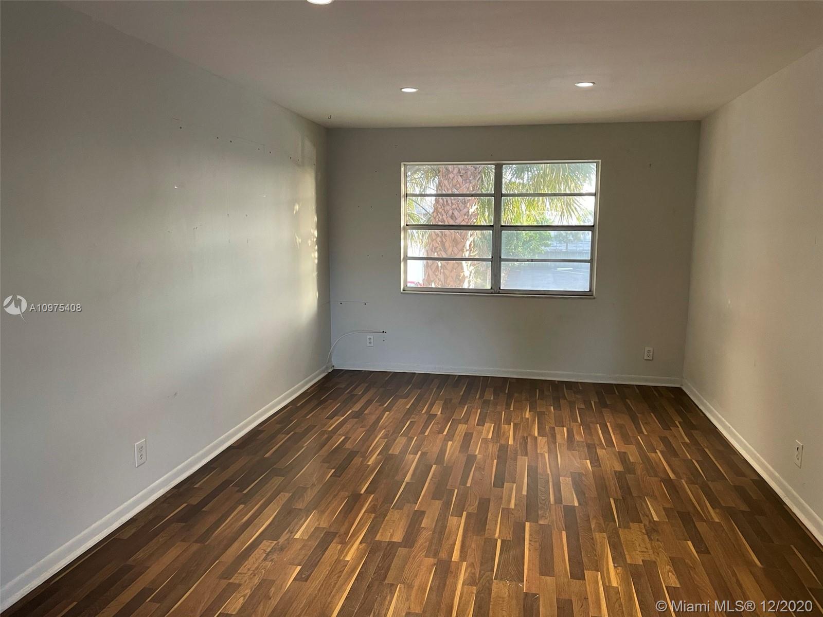 COURTS AT OAKLAND PARK (T - Residential Lease